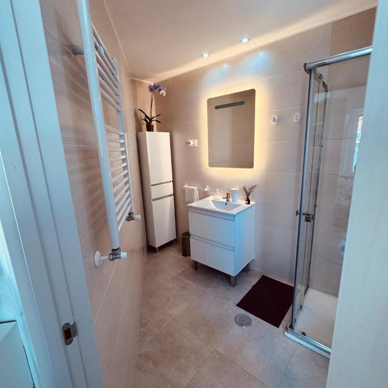 Rooftop Bernabeu Retreat - Two-Bedroom Apartment with Balcony and Terrace - 31