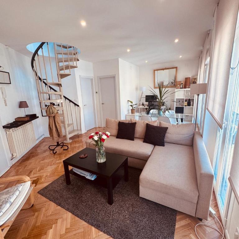 Rooftop Bernabeu Retreat - Two-Bedroom Apartment with Balcony and Terrace - 33