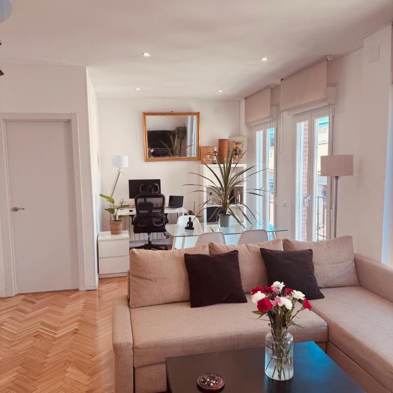 Rooftop Bernabeu Retreat - Two-Bedroom Apartment with Balcony and Terrace - 28