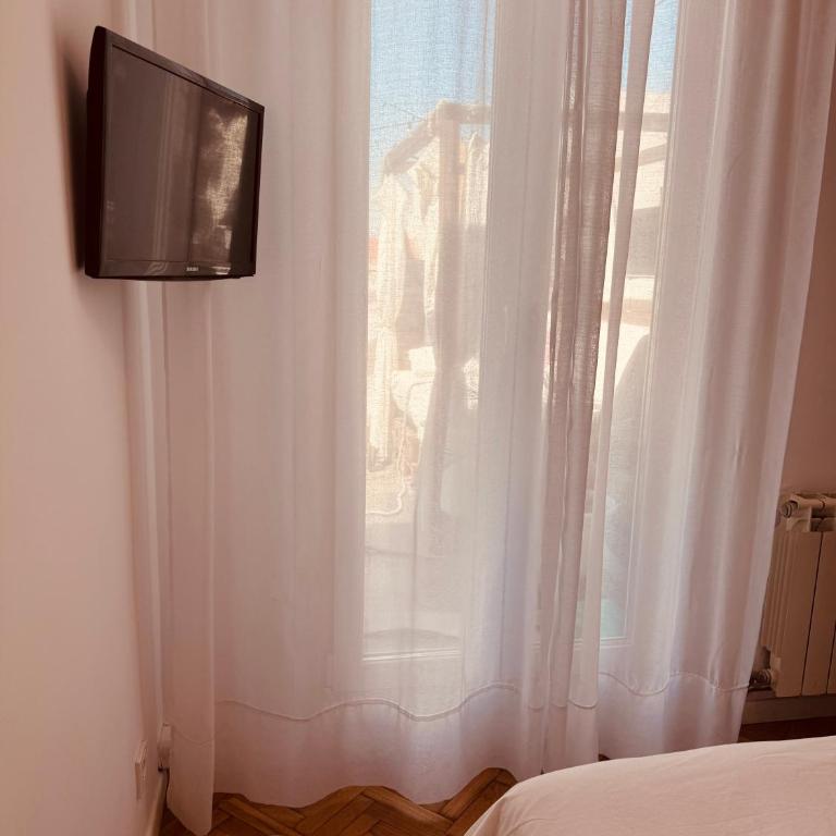 Rooftop Bernabeu Retreat - Two-Bedroom Apartment with Balcony and Terrace - 37