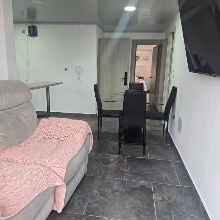 Vancouver 402 - Three-Bedroom Apartment - 6
