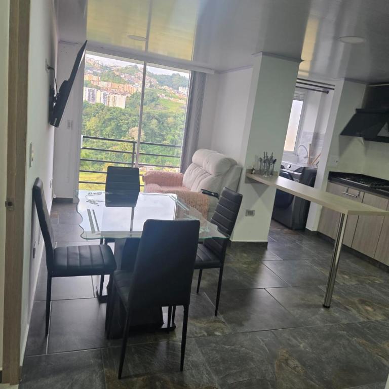 Vancouver 402 - Three-Bedroom Apartment - 8