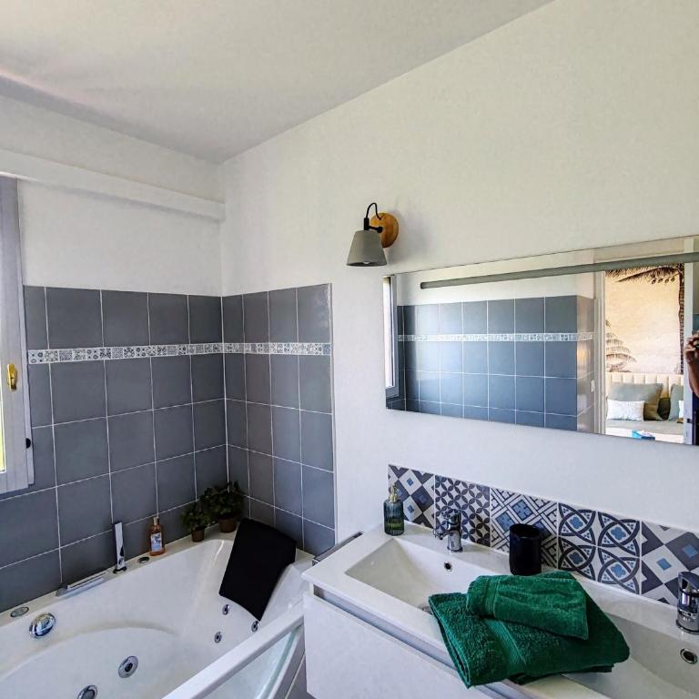 Beautiful Garden Apartment with Sea View 2 Bedrooms Ensuite - Appartement 2 Chambres avec Terrasse et Vue sur la Mer - 10