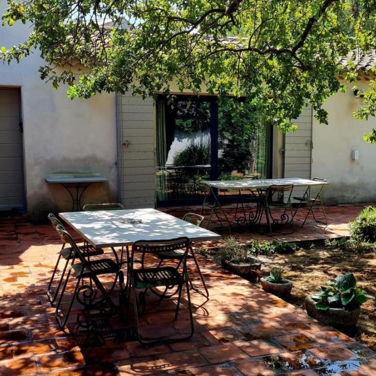 Villa d'antiquaire Heure bleue - 160 m2 Suites et Jardin à 10 mn à pied du centre d'Uzès - Villa - 34