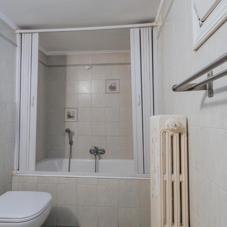 Color22 - Camera Matrimoniale con Bagno Privato - 17