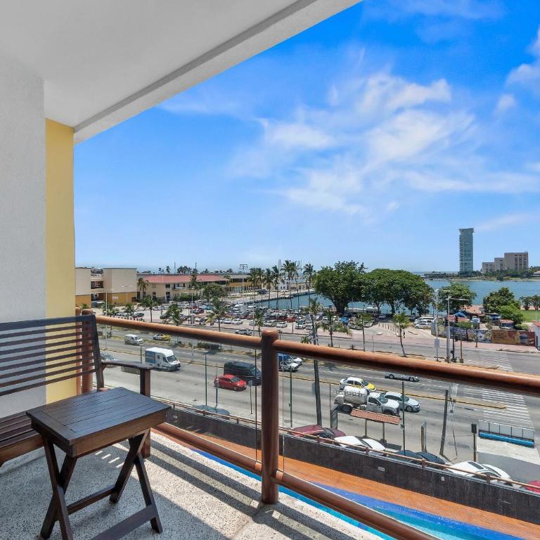 Deck12 Casino and Resort by Monyxbnb - Two-Bedroom Deluxe Apartment with Harbour View - 39