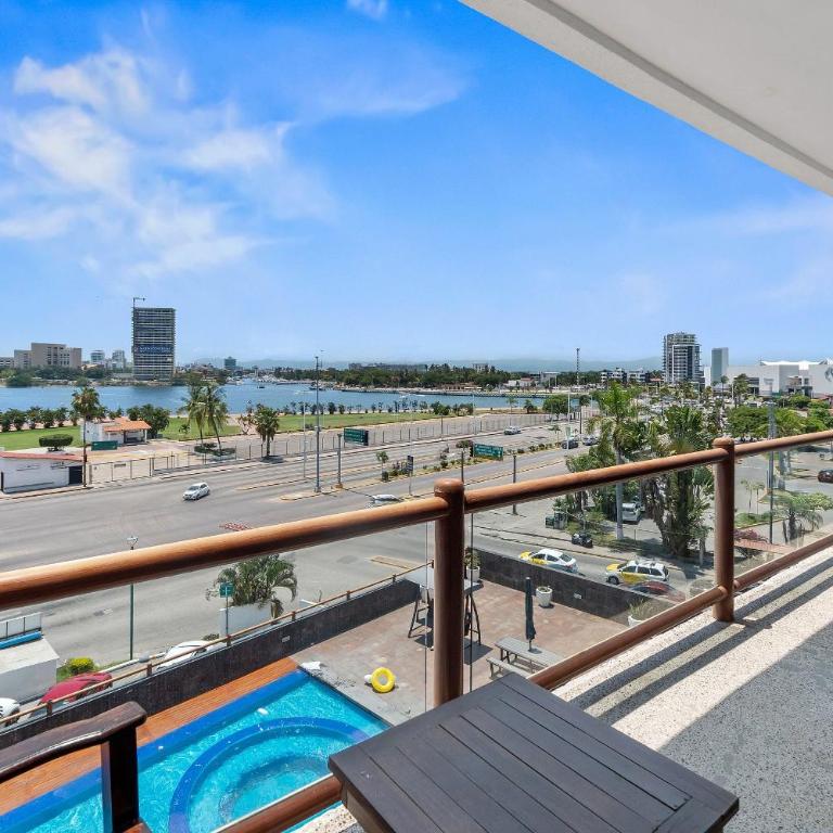 Deck12 Casino and Resort by Monyxbnb - Two-Bedroom Deluxe Apartment with Harbour View - 40