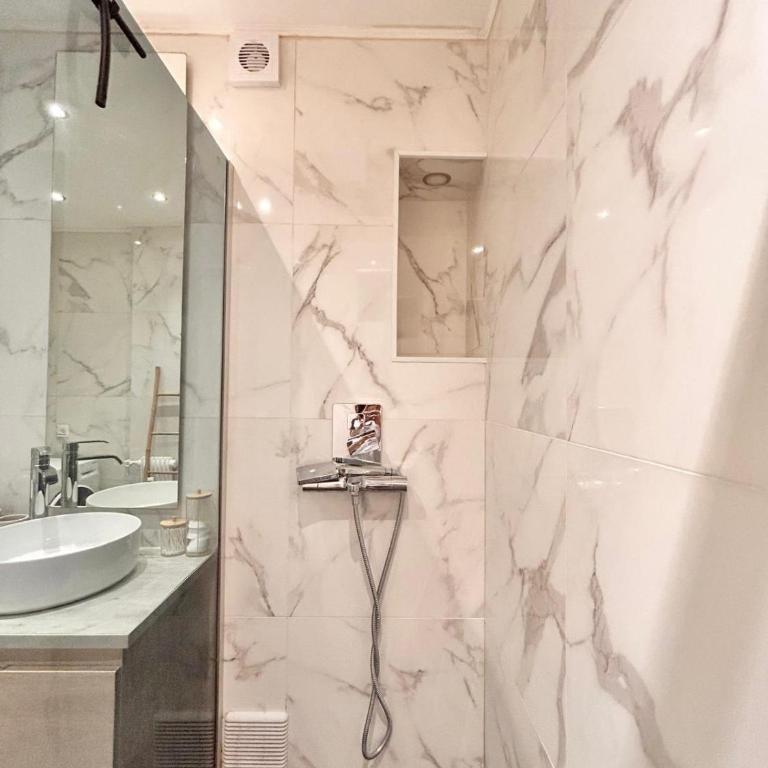 Near Port & City - Private Parking - Full apartment - Appartement 2 Chambres avec Balcon - 11