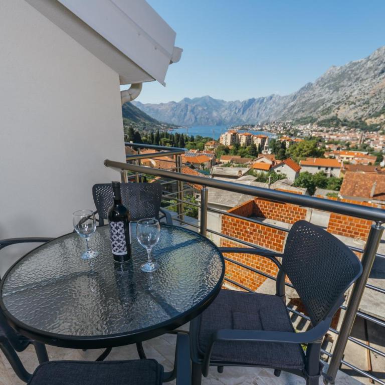 Monte Bay Apartments - Two-Bedroom Apartment with Sea View - 11