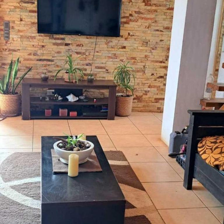 Te Maori House - Three-Bedroom House - 2