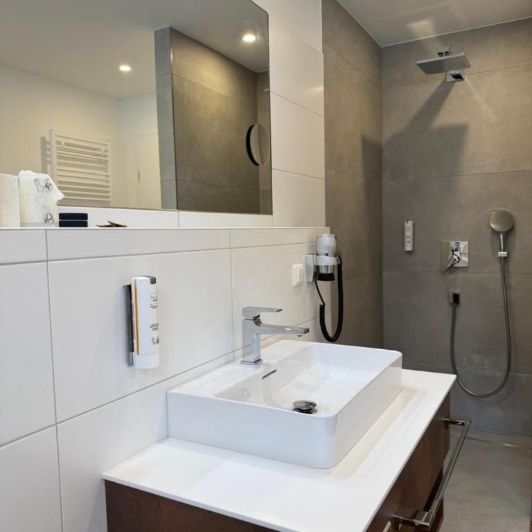 Seehotel Lilly - Familienzimmer mit Seeblick - 6