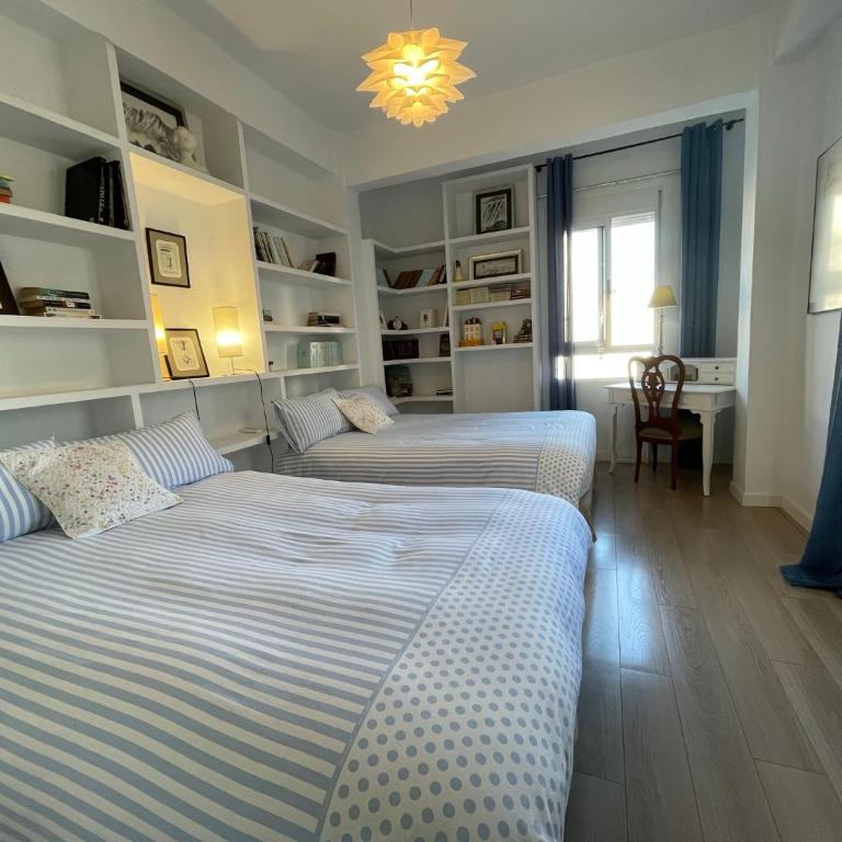 Valencia Sky Haven - Three-Bedroom Apartment - 11