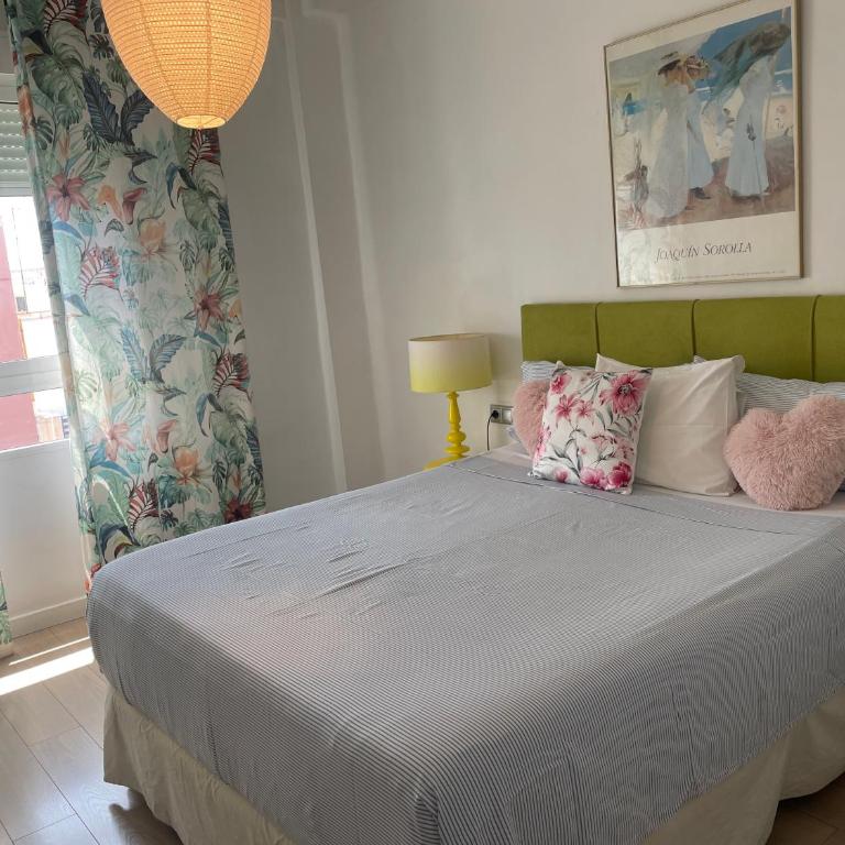Valencia Sky Haven - Three-Bedroom Apartment - 8