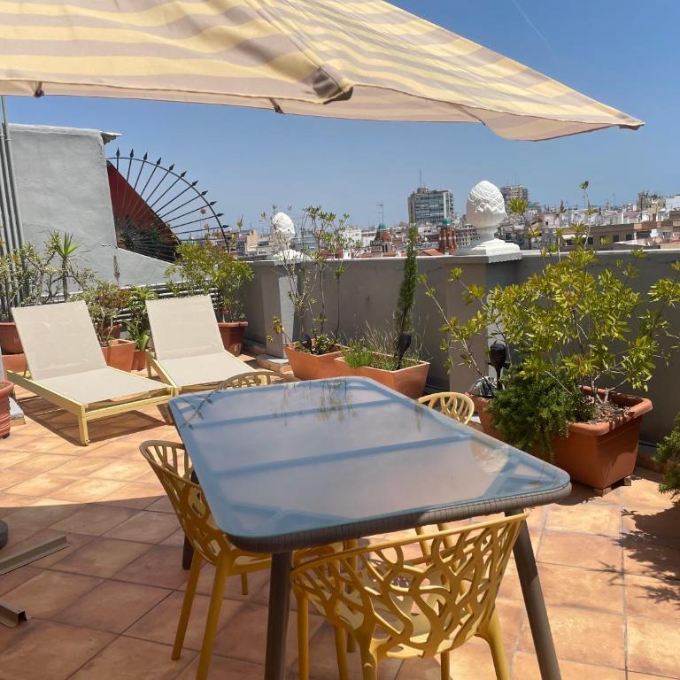 Valencia Sky Haven - Three-Bedroom Apartment - 6
