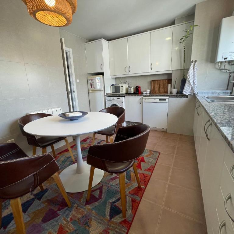 Valencia Sky Haven - Three-Bedroom Apartment - 4