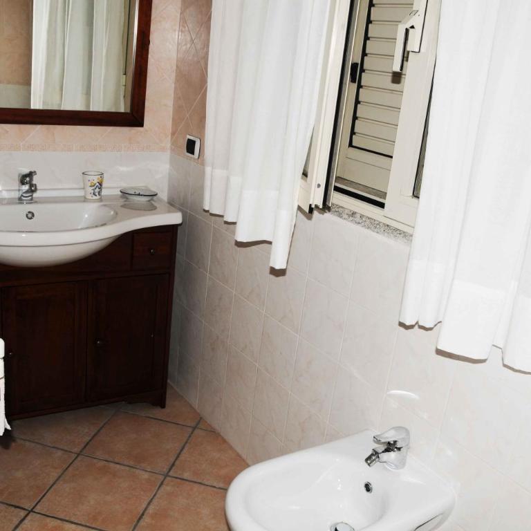 Derosas House - Camera Matrimoniale con Bagno Privato - 4