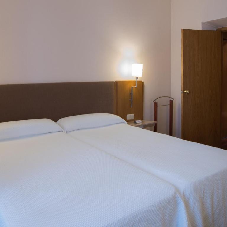 Hotel Inglaterra - Triple Room - 9