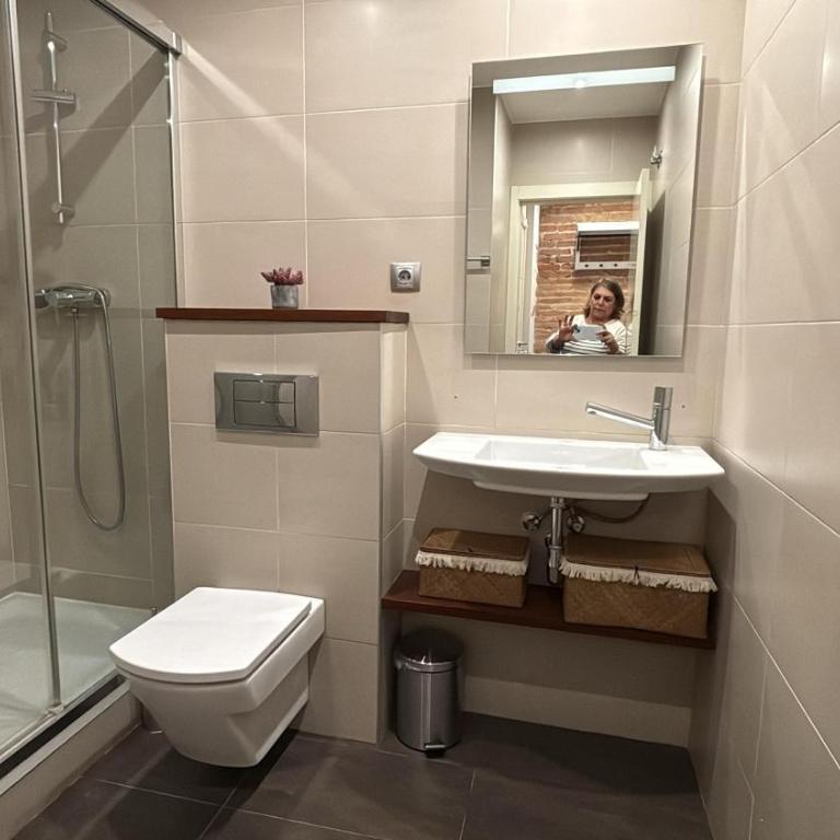 Balcón, WiFi y aire acondicionado en Plaza Cataluña - One-Bedroom Apartment - 2