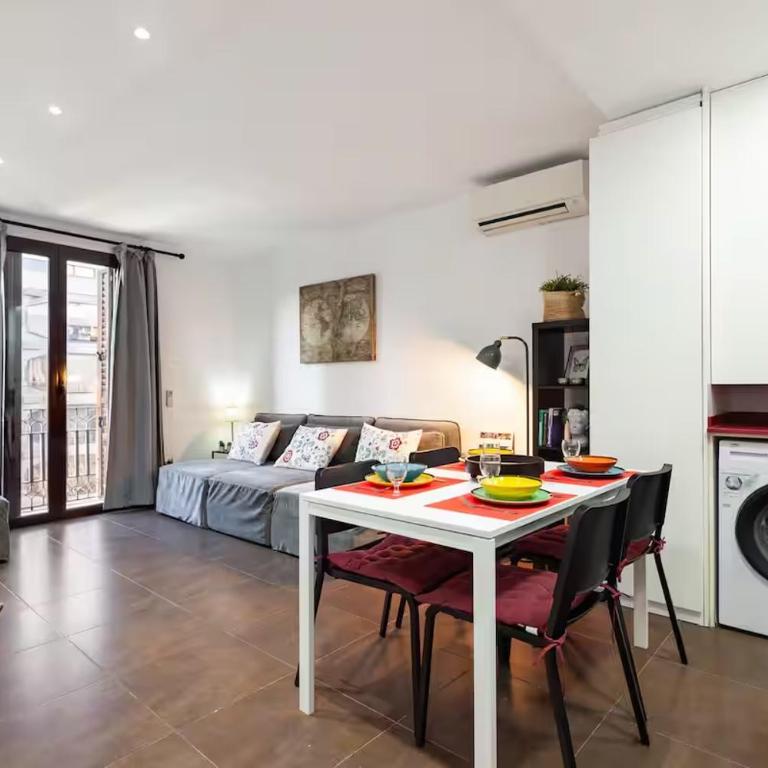 Balcón, WiFi y aire acondicionado en Plaza Cataluña - One-Bedroom Apartment - 6