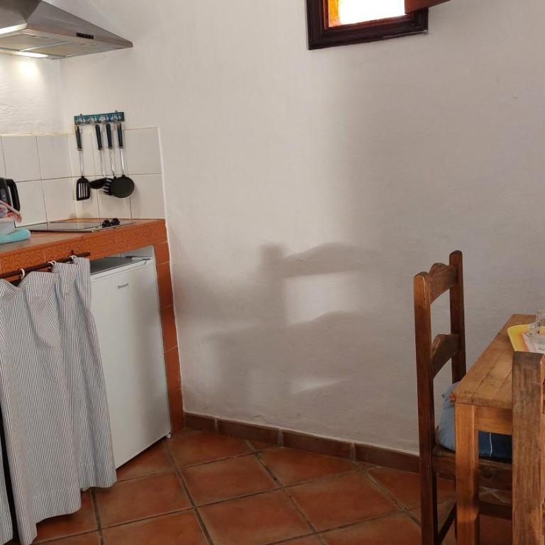 Ferienwohnung mit kleiner Innenhof-Terrasse im mediterranen Stil - Apartment - 4