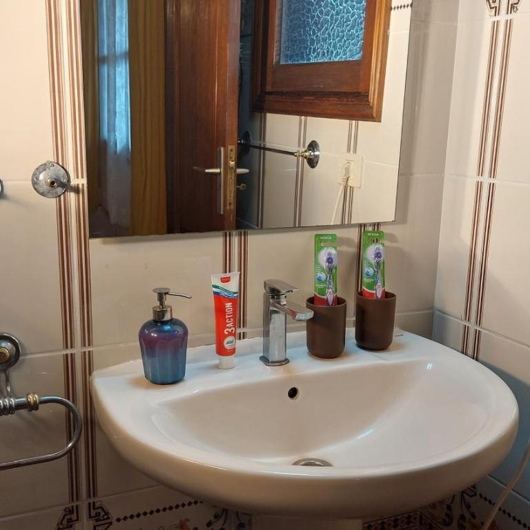 Rustikale Ferienwohnung mit Balkon und Meerblick - Apartamento - 12