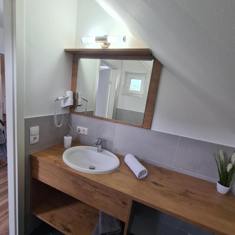 Ferienwohnung Schupfer - Klimaanlage, Seenähe & 5 Skigebieten - Apartamento de 1 dormitorio con balcón - 10