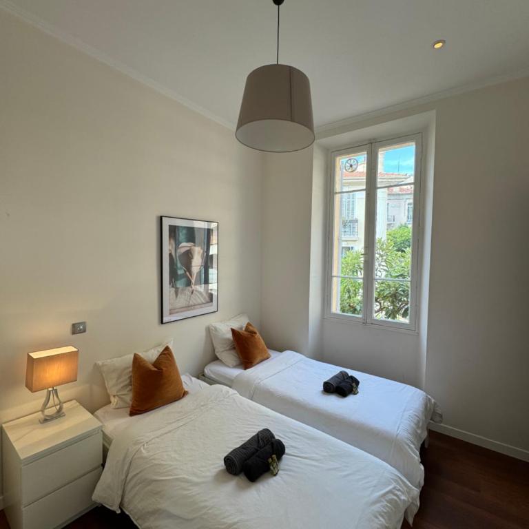 Beautiful Modern 4 Bedroom Apartment in Contemporary Villa with AC Balcony and Free Parking - Appartement - Vue sur Jardin - 12