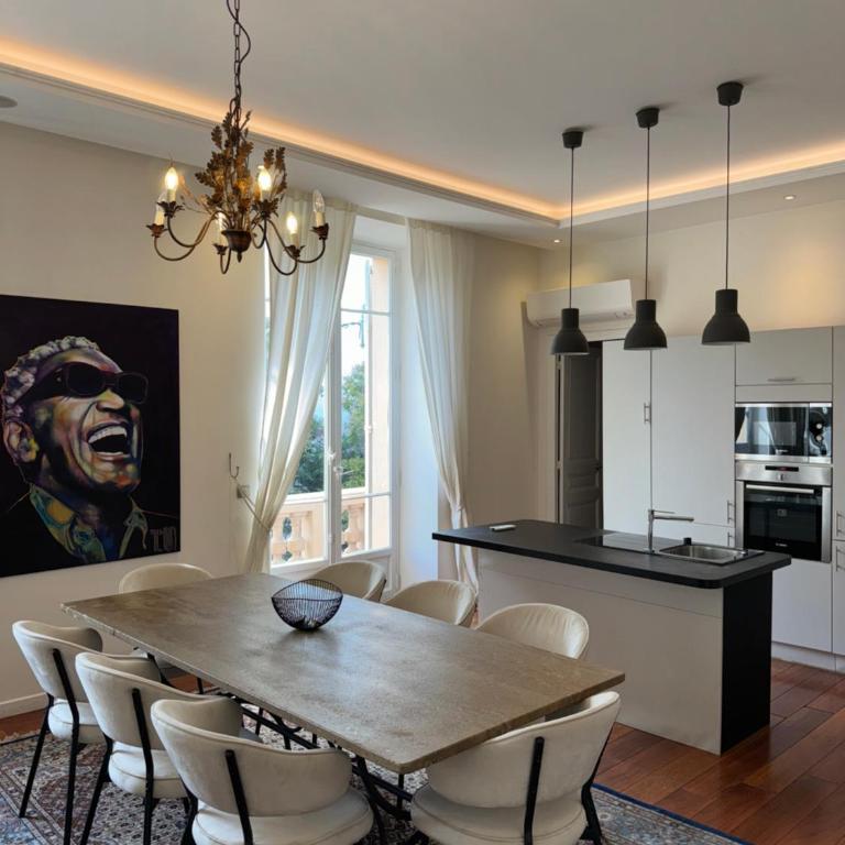 Beautiful Modern 4 Bedroom Apartment in Contemporary Villa with AC Balcony and Free Parking - Appartement - Vue sur Jardin - 1