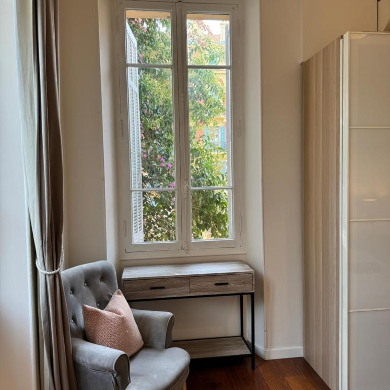 Beautiful Modern 4 Bedroom Apartment in Contemporary Villa with AC Balcony and Free Parking - Appartement - Vue sur Jardin - 13