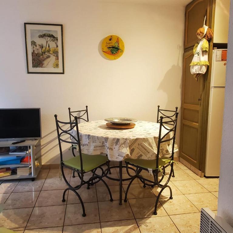 Centrally located apartment with swimming pool - Appartement - 5