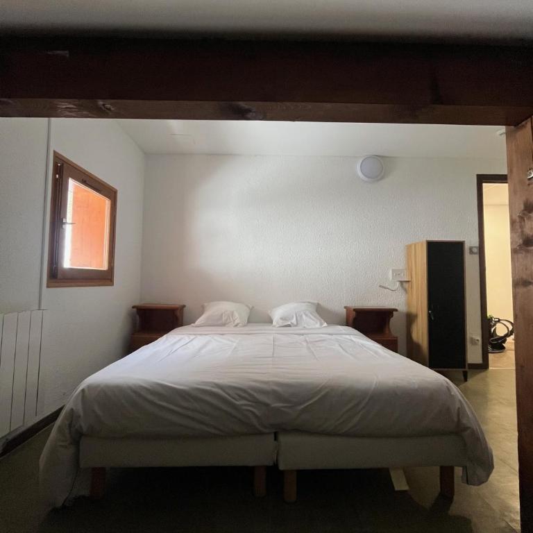 Auberge de jeunesse HI Valmeinier - Double Room – Shared Bathroom - 3