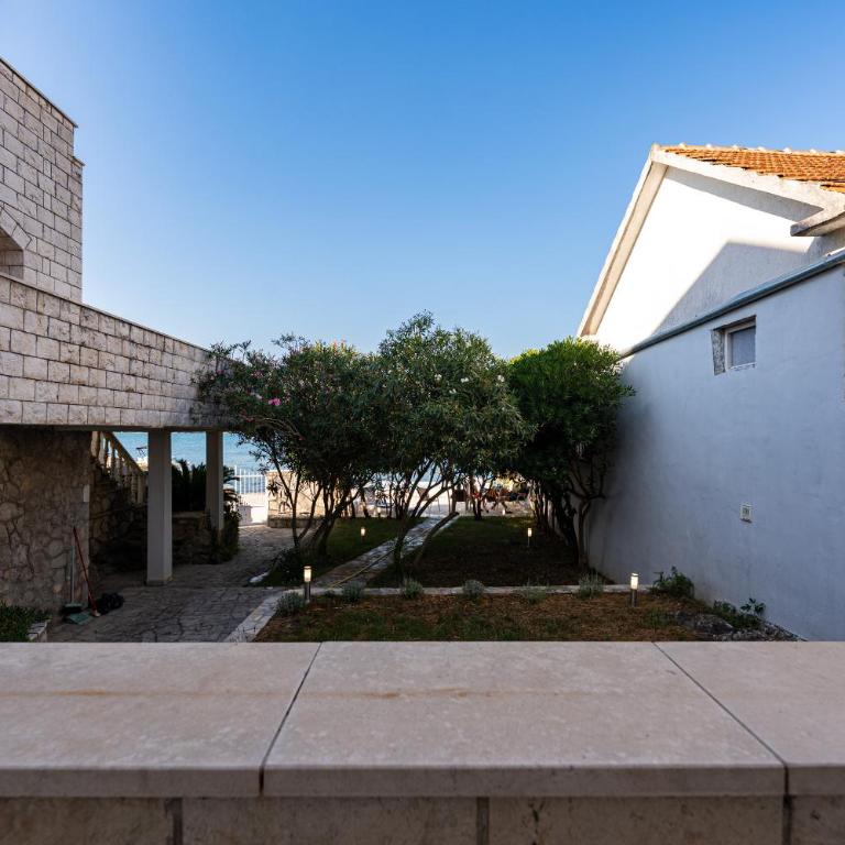 Vila PETICA - Soba sa Bračnim Krevetom (Queen-size) i Pogledom na Bazen - 7