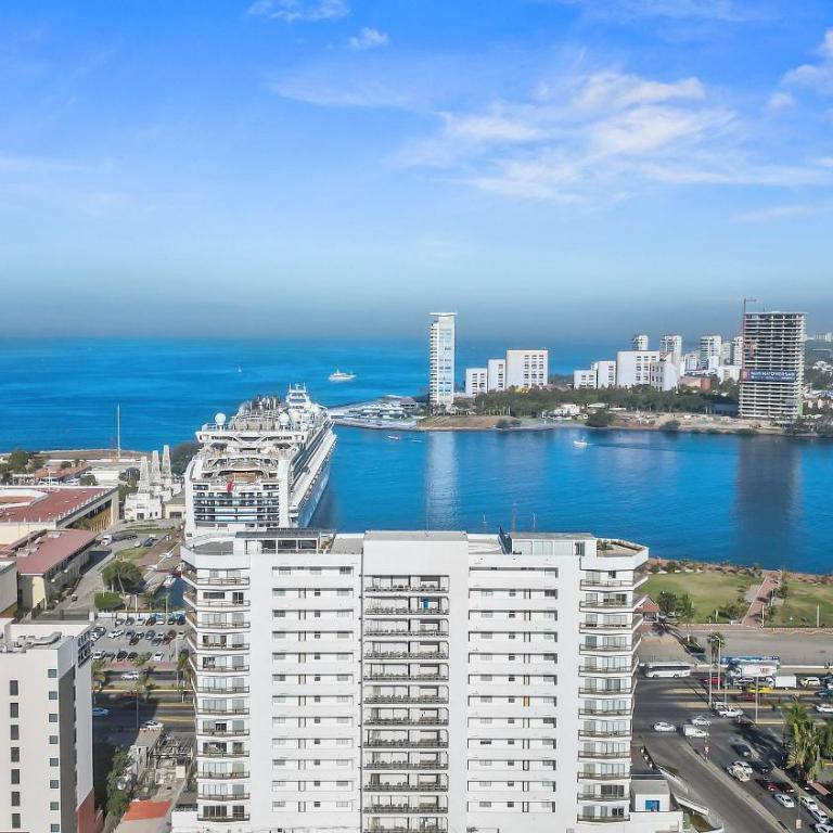Deck12 Casino and Resort by Monyxbnb - Two-Bedroom Deluxe Apartment with Harbour View - 9