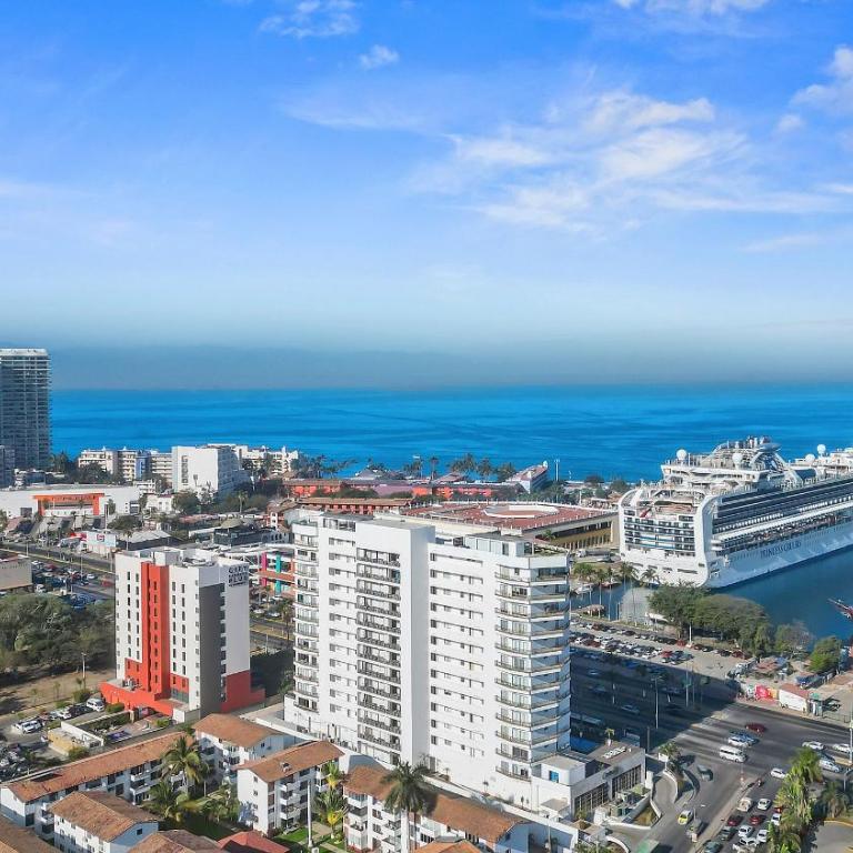 Deck12 Casino and Resort by Monyxbnb - Two-Bedroom Deluxe Apartment with Harbour View - 11