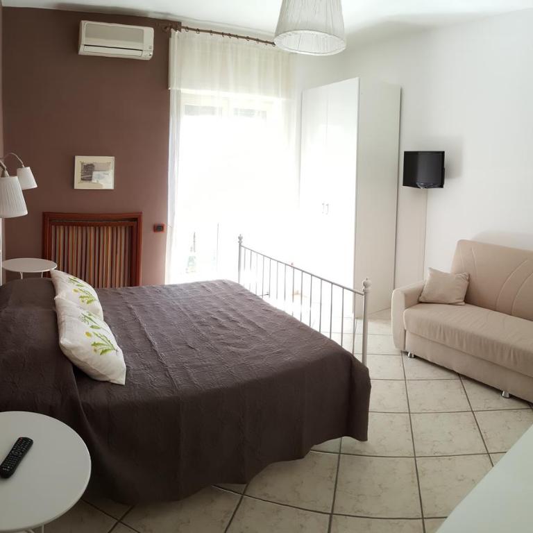 B&B Aminei Metrò - Camera Matrimoniale con Balcone (3 Adulti) - 2
