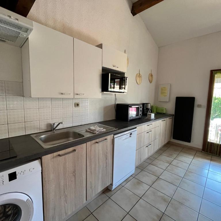 Jolie villa d'angle pour 5 couchages, clim sejour, terrasse, parking dans residence securisee piscine commune 400m de la mer LRJP16 - Casa con 2 Camere da Letto - 4