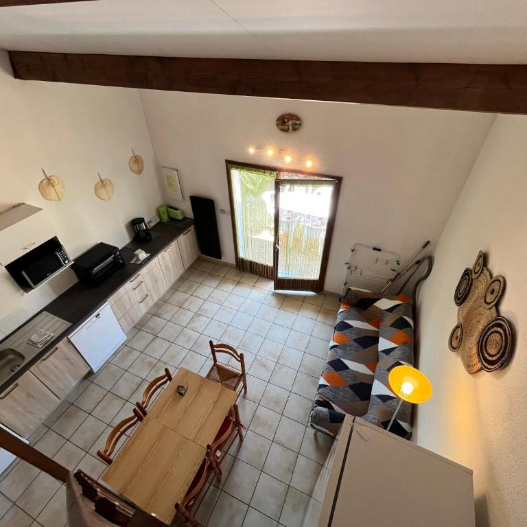 Jolie villa d'angle pour 5 couchages, clim sejour, terrasse, parking dans residence securisee piscine commune 400m de la mer LRJP16 - Casa con 2 Camere da Letto - 5