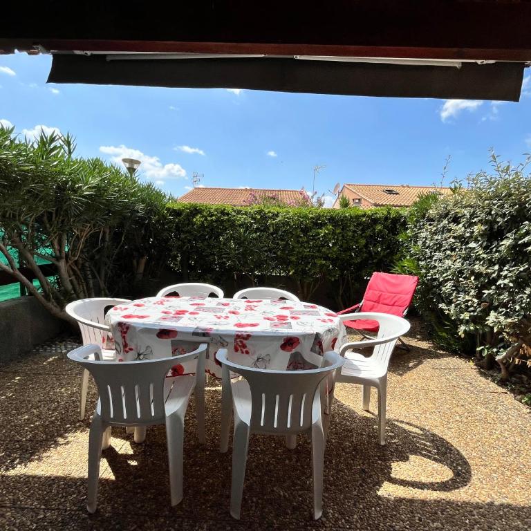 Jolie villa d'angle pour 5 couchages, clim sejour, terrasse, parking dans residence securisee piscine commune 400m de la mer LRJP16 - Casa con 2 Camere da Letto - 11