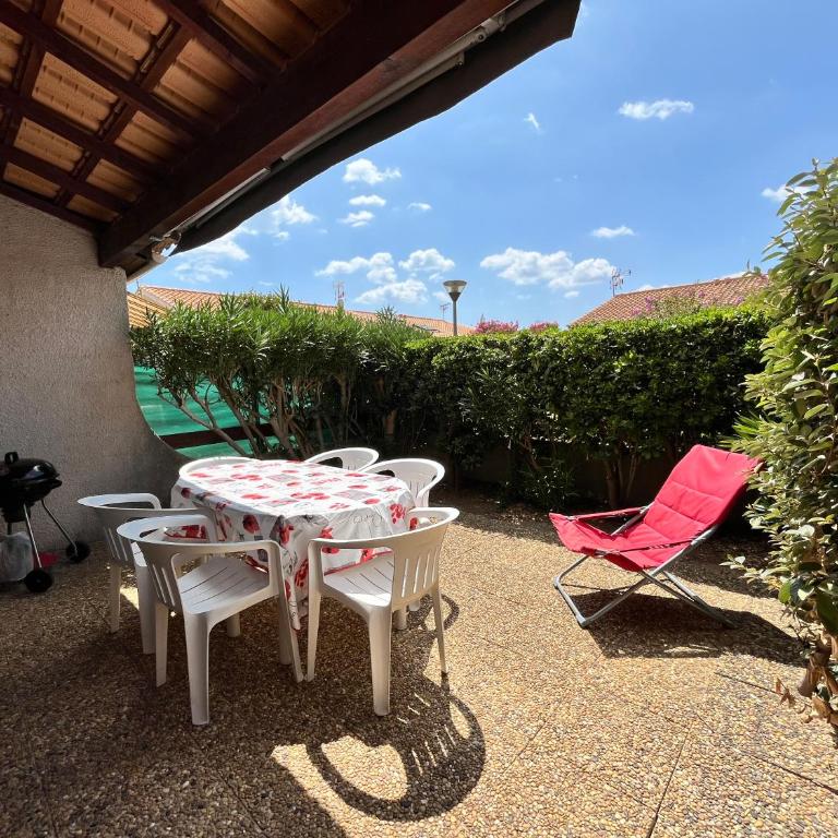 Jolie villa d'angle pour 5 couchages, clim sejour, terrasse, parking dans residence securisee piscine commune 400m de la mer LRJP16 - Casa con 2 Camere da Letto - 2