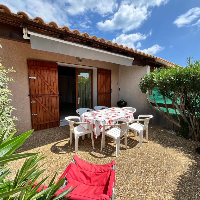 Jolie villa d'angle pour 5 couchages, clim sejour, terrasse, parking dans residence securisee piscine commune 400m de la mer LRJP16 - Casa con 2 Camere da Letto - 1