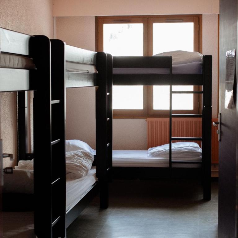 Auberge de jeunesse HI Valmeinier - Room for 8 People with Ensuite Bathroom - 5