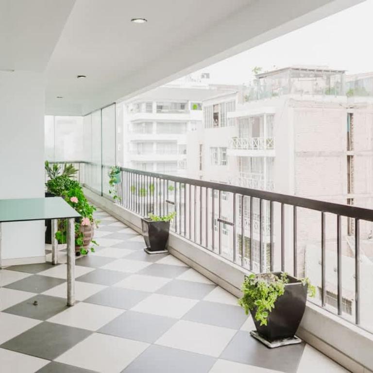 Elegant 2BR Scenic Balcony - Apartamento - 52