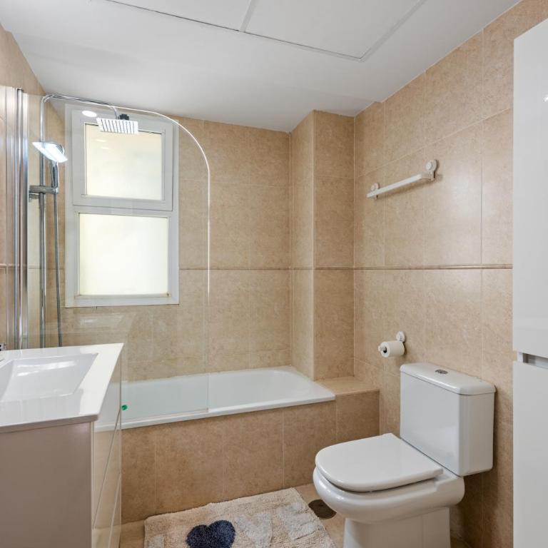 Céntrico con Piscina y Playa a 500 metros - Apartamento de 2 dormitorios con terraza - 3