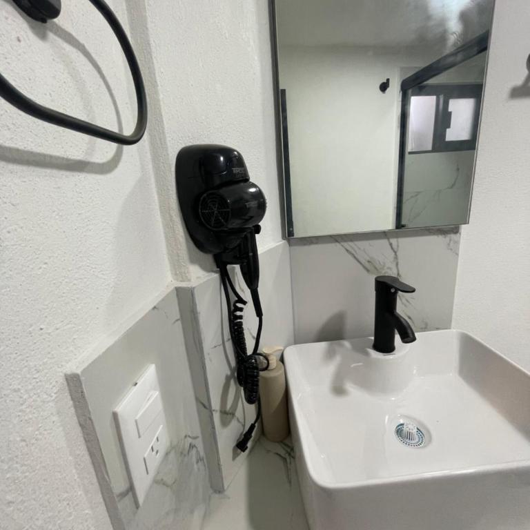 Pinar de la Calma, mini casa totalmente renovada estilo Loft Renovada muy bien ubicada dentro de la ciudad sin salir al periferico a solo 5 minutos del Parque Industrial Tecnologico II Sur de la Ciudad ITESO TecMilenio UVM - Two-Bedroom House - 9