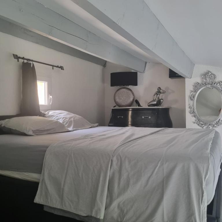 Le Miroir - One-Bedroom Apartment - 7
