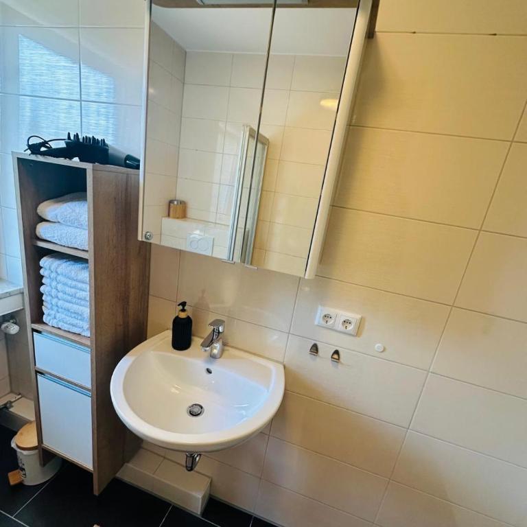 KJ Ferienwohnung bis 5P-Zentral-Balkon-WIFI-Parken - Apartment mit 2 Schlafzimmern - 24