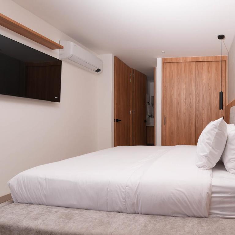 Metropolitan Living by HOUSY - Three-Bedroom Deluxe Apartment - 18