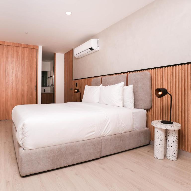 Metropolitan Living by HOUSY - Three-Bedroom Deluxe Apartment - 13