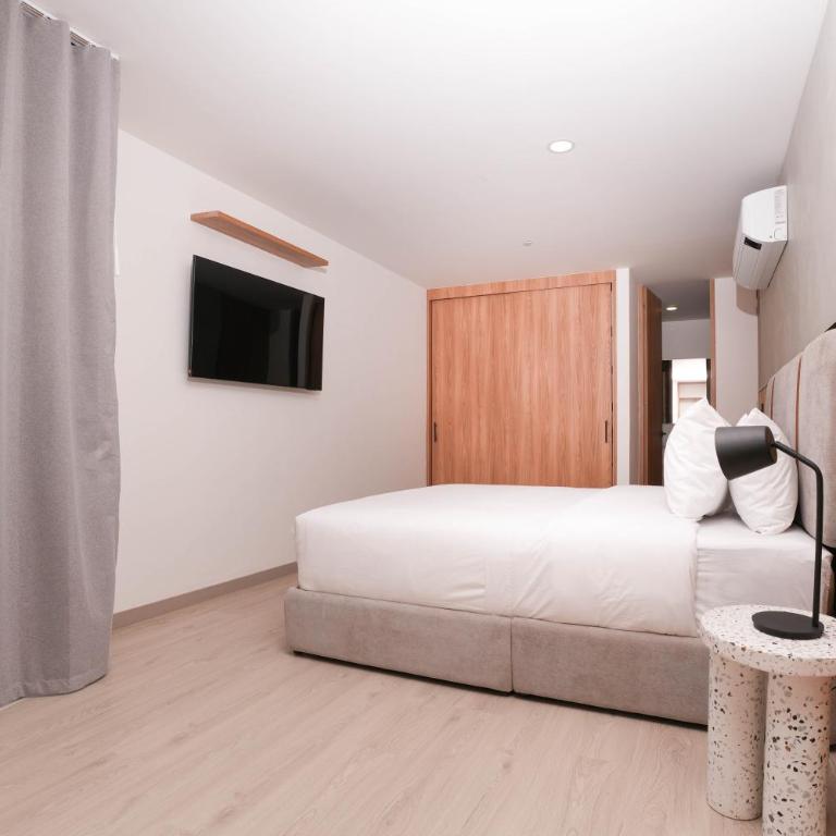 Metropolitan Living by HOUSY - Three-Bedroom Deluxe Apartment - 15