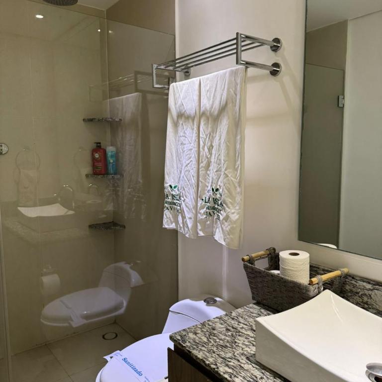 LUJOSO DEPA CON PLAYA PRIVADA en la Isla Residences Acapulco - Apartamento de 2 dormitorios con balcón y terraza - 17